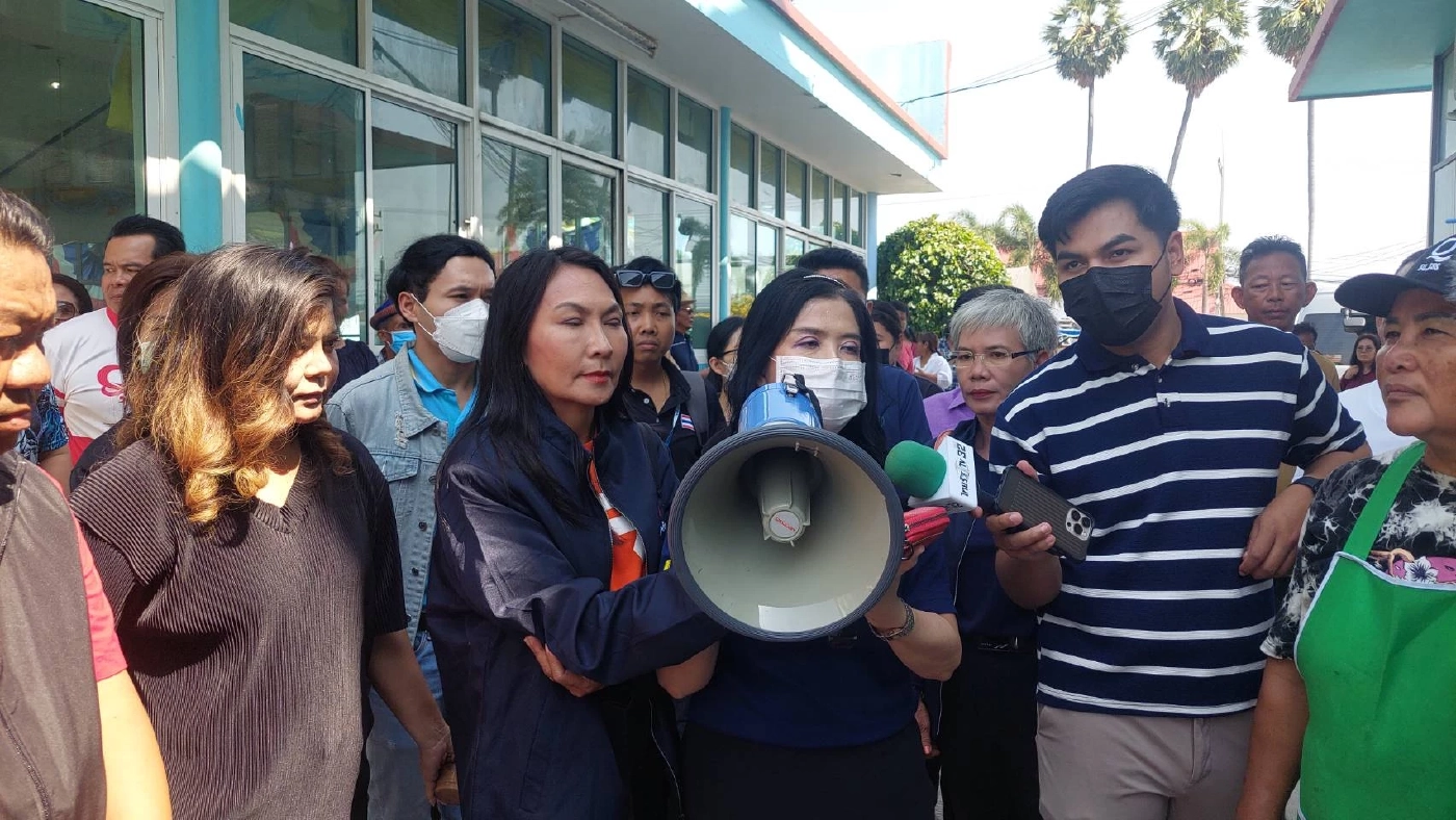 ชาวสัตหีบเดือด! ขวางย้ายหีบคะแนน ส.ส.ชลบุรี เขต 10 หลังเจอบัตรเขย่งหลายพันใบ