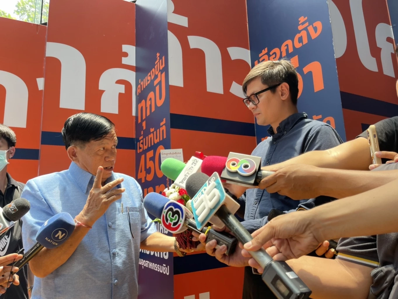 "ทศพล" มือตบ "พี่ศรี" เข้ามอบกระเช้าดอกไม้ พร้อมอวย "นายกฯพิธา"