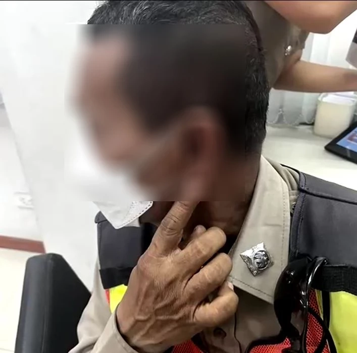 หงุดหงิดพี่ชายให้มารับหลาน หนุ่มหัวร้อนตบอาสาจราจร หน้า รร.อนุบาล