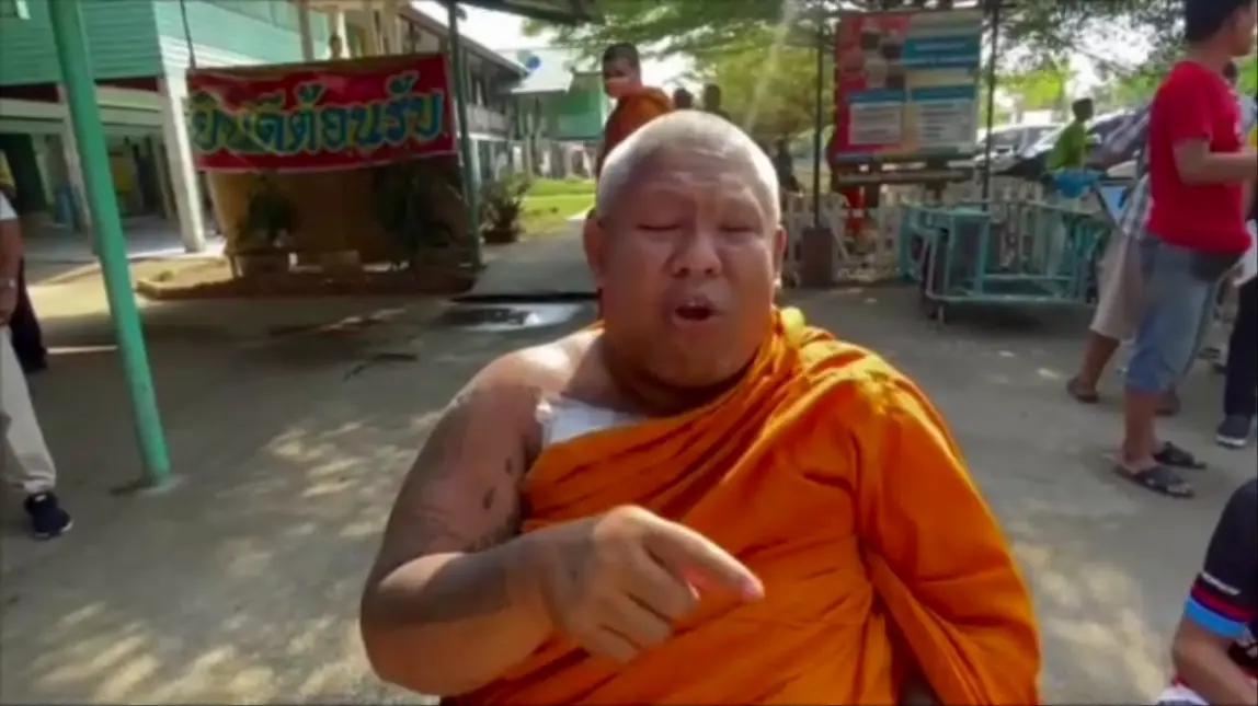 เปิดเทอมวันแรกวุ่น! ผู้ปกครองนับร้อย ยกขบวนค้านยุบโรงเรียน