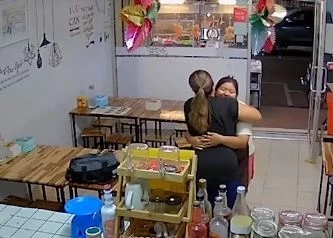 ชาวเน็ตน้ำตาซึม เจ้าของร้านโจ๊ก โพสต์คลิปสวมกอดแฟน-พนง. ในวันที่ขายไม่ดี