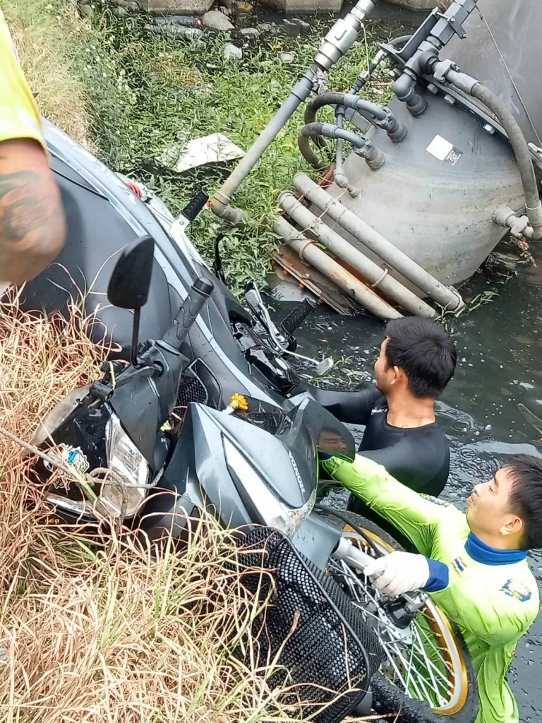 2 ผัวเมียดับ หลังขี่จยย.ตกคลอง ทิ้ง 10 เดือนกำพร้า