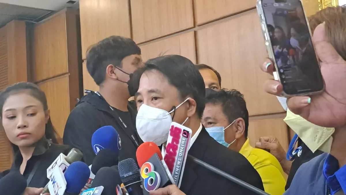 "ทนายอดีตพระพุทธะอิสระ" ร้อง กกต. ยื่นศาลยุบก้าวไกลเหตุแก้ ม. 112 