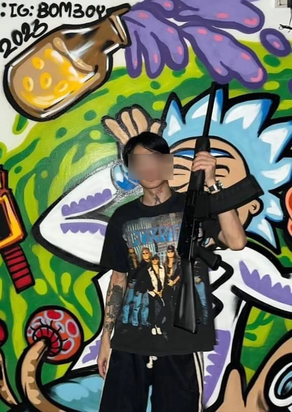 ค้นบ้าน"หนุ่มไฮโซ"หัวร้อน ชักปืนขู่คู่กรณีบีบแตรใส่ ไม่เจอตัว พบปืนเพียบ