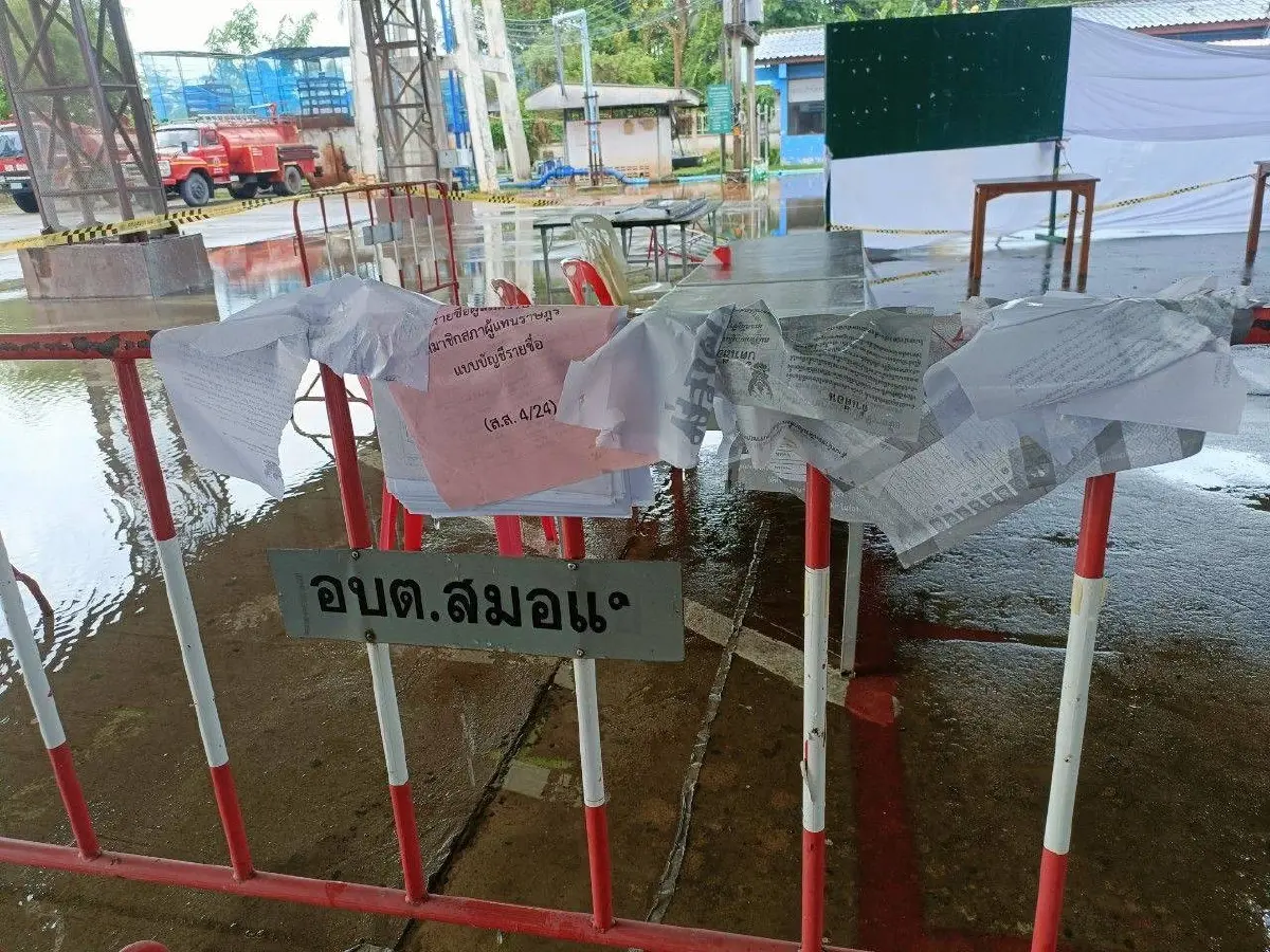 พายุฝนถล่ม หน่วยเลือกตั้งพิษณุโลกพังยับ จนท.เร่งเคลียร์ก่อน ปชช.ใช้สิทธิ์