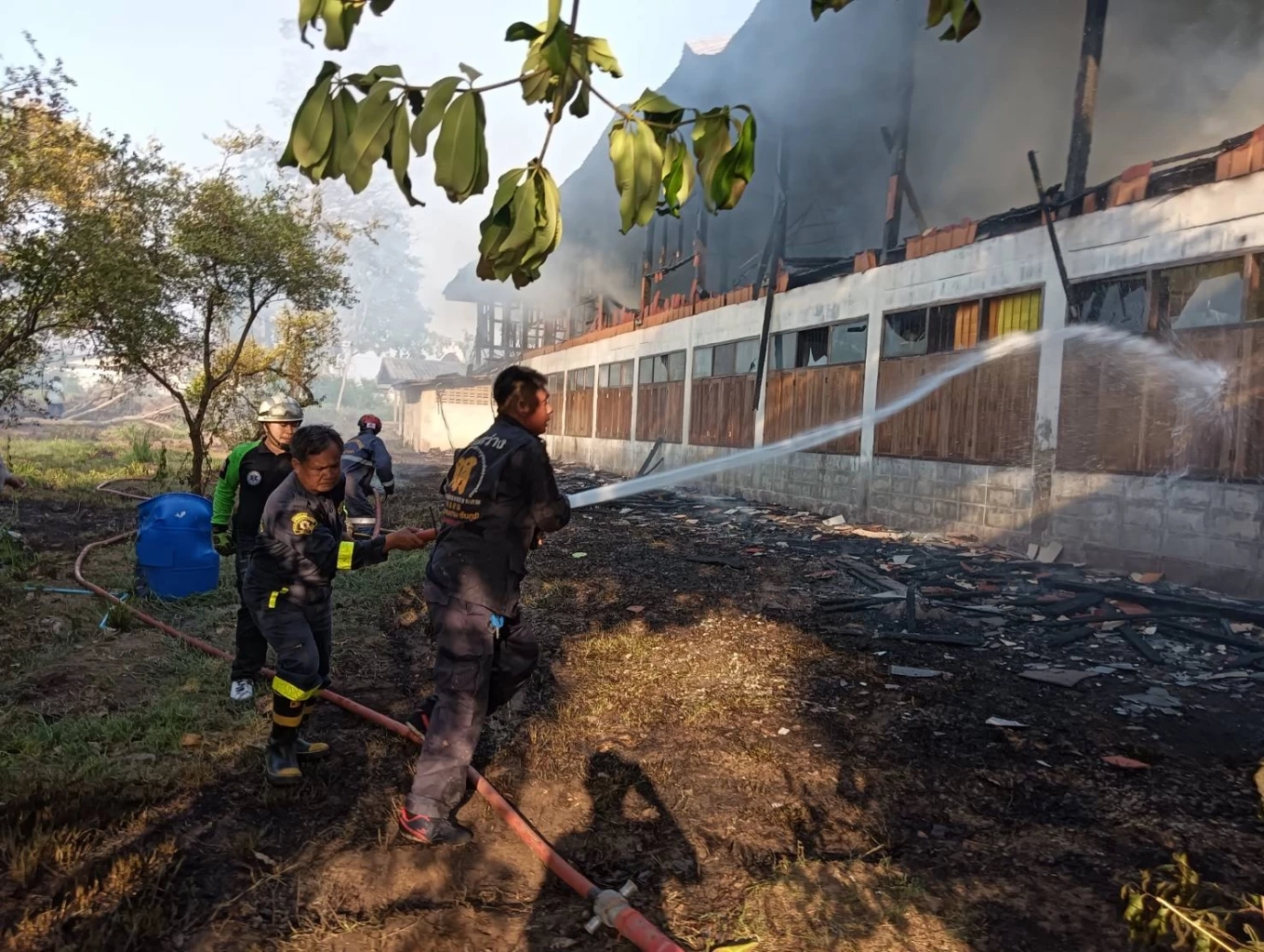 นักเรียนเศร้า ไฟไหม้อาคารเรียนรับเปิดเทอม ครูต้องพาเด็ก ๆ หนีจากกองไฟ