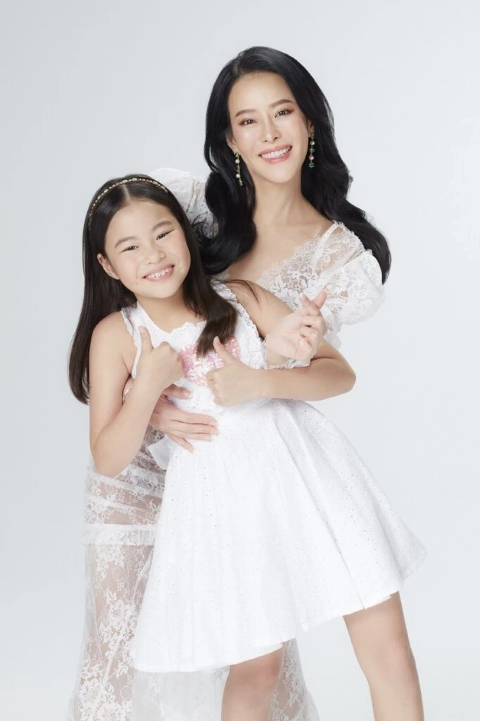 สดใสขึ้น “หนิง ปณิตา”ตระเวณทำบุญกับลูกสาว ทิ้งเงิน 10 ล้าน ลดข้อตกลงหย่า จิน