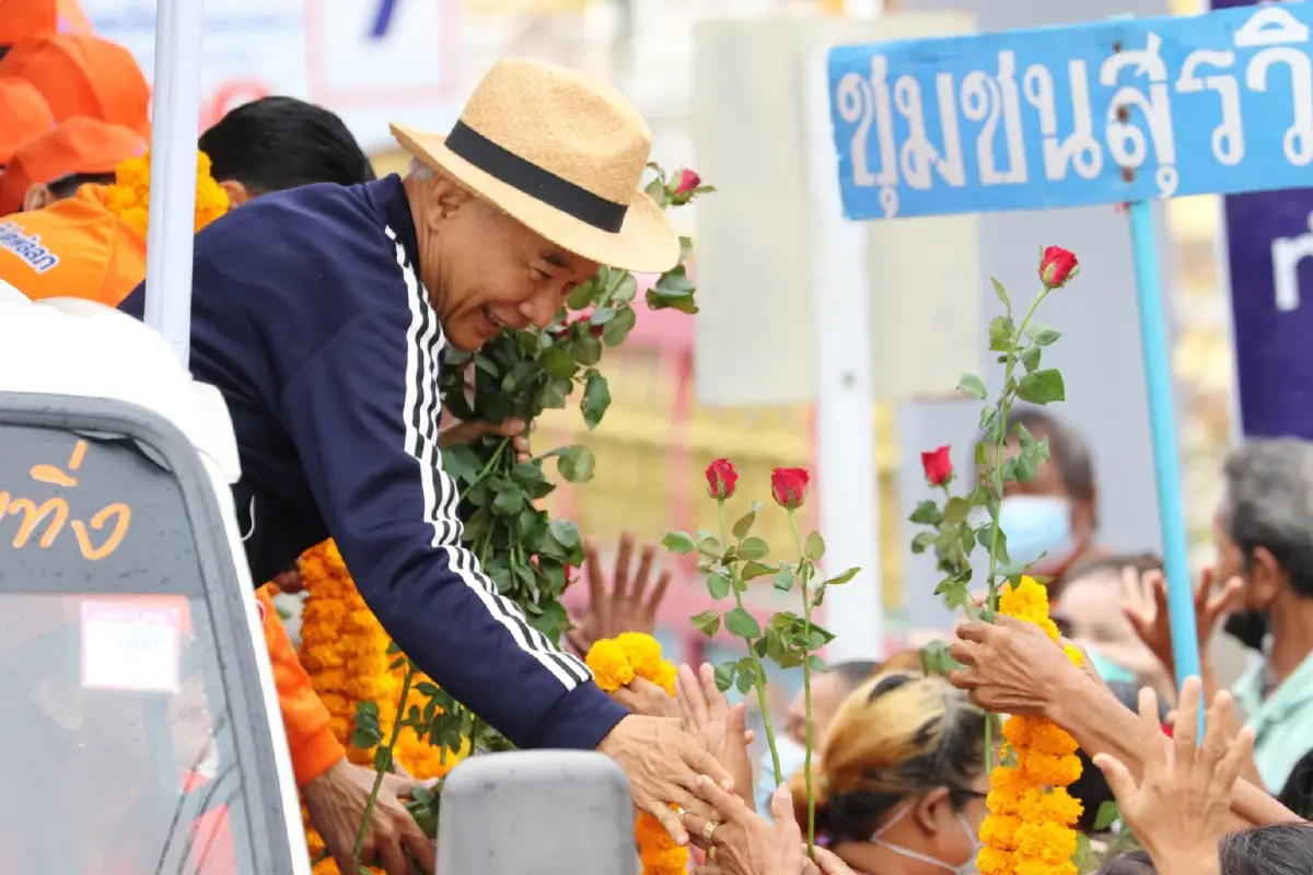 "สุวัจน์-เทวัญ"ขึ้นรถแห่ทักทายคนโคราช มั่นใจเสียงตอบรับดีได้รับชัยชนะ