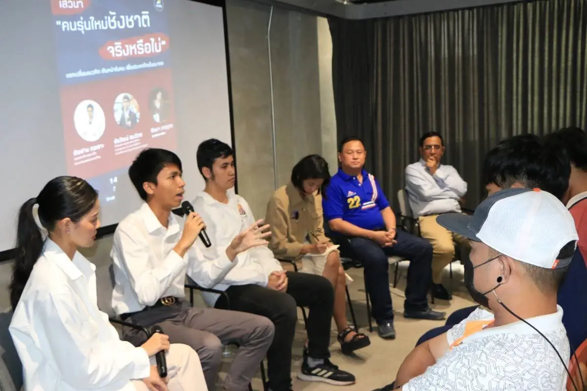 "เสธ.หิ" ร่วมเสวนากับเยาวชนรุ่นใหม่ ย้ำชัด ควรหยุดวาทกรรม "ชังชาติ"