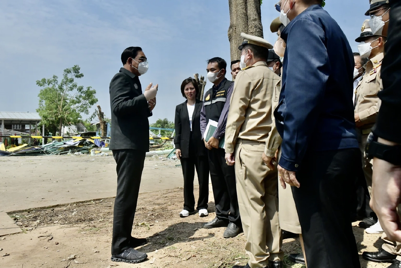 "ประยุทธ์" เยี่ยมผู้ประสบวาตภัยพิจิตร เผย "ในหลวง" ทรงสั่งช่วยเหลือพสกนิกร
