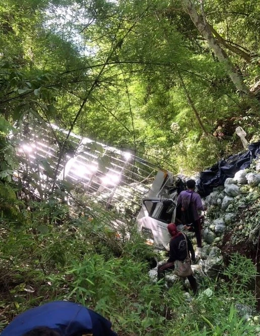 รอดปาฏิหาริย์! หนุ่มขับรถตกเหว ติดในซากนาน 2 วัน เผย กินกะหล่ำประทังชีวิต