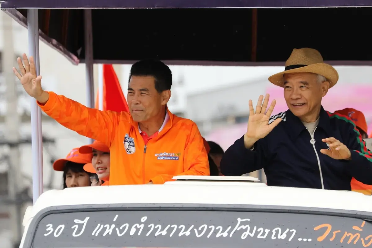 "สุวัจน์-เทวัญ"ขึ้นรถแห่ทักทายคนโคราช มั่นใจเสียงตอบรับดีได้รับชัยชนะ