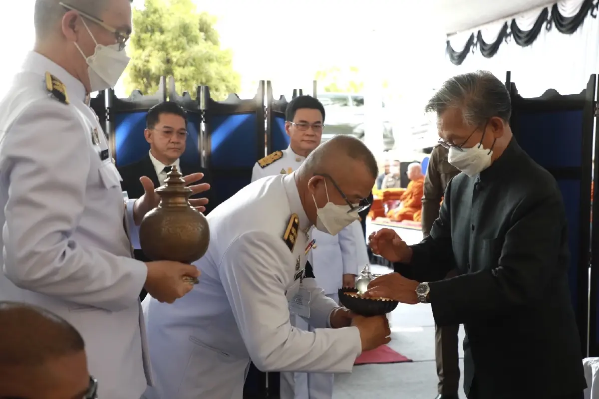 โปรดเกล้าฯ พระราชทานน้ำหลวงอาบศพ-พวงมาลาวางหน้าหีบศพ "บิดาจุรินทร์"