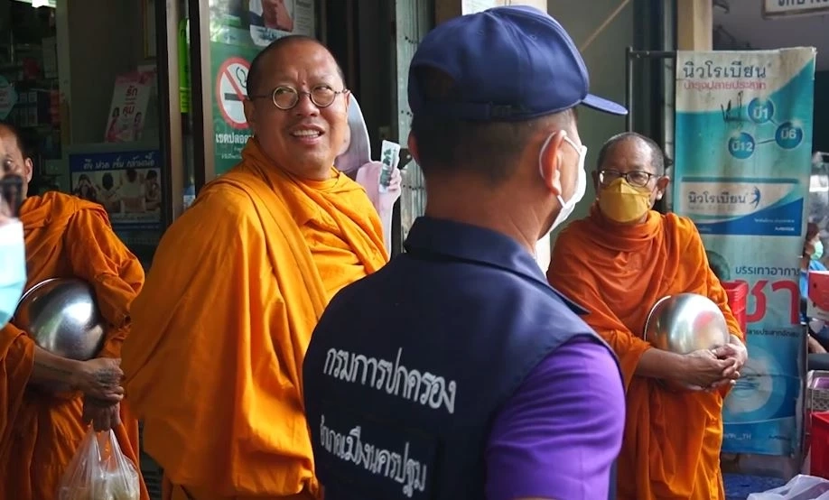 หลวงพี่น้ำฝน สุ่มตรวจเจอพระยืนแช่รับบาตร เตือนเจออีกจับสึก-ไล่พ้นวัด