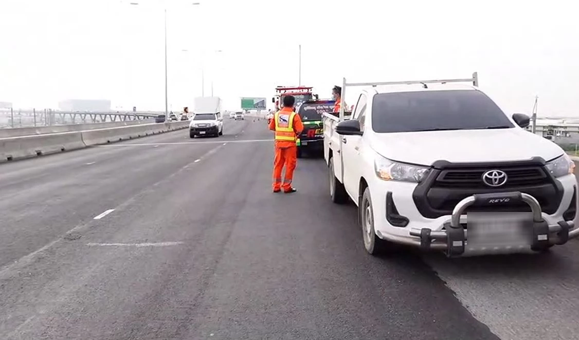 รถตู้คณะครู กลับจากดูงานวิชาการ เฉี่ยวท้ายกระบะ พุ่งชนแบริเออร์ ดับ 1