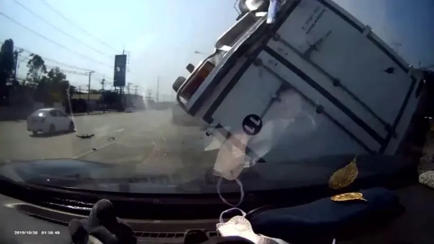 สนั่นแยกไฟแดง รถตู้ทึบเบรกกะทันหันถูกเสยท้าย ตีลังกาข้ามเลนชนดะ 6 คัน