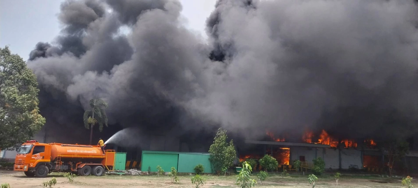 ไฟไหม้โรงงาน ย่านลาดหลุมแก้ว พนักงานกว่า 200 ชีวิต หนีตายวุ่น