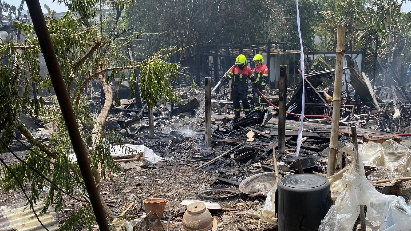 สลด เพลิงไหม้ชุมชนหมอเหล็ง รปภ.ดับคากองเพลิง หลังออกเวร กลับมานอนพัก