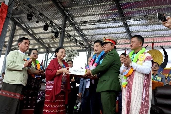 ในปี2019 ได้บริจาค40ล้านจ๊าด ให้กับชนเผ่ากะเหรี่ยง