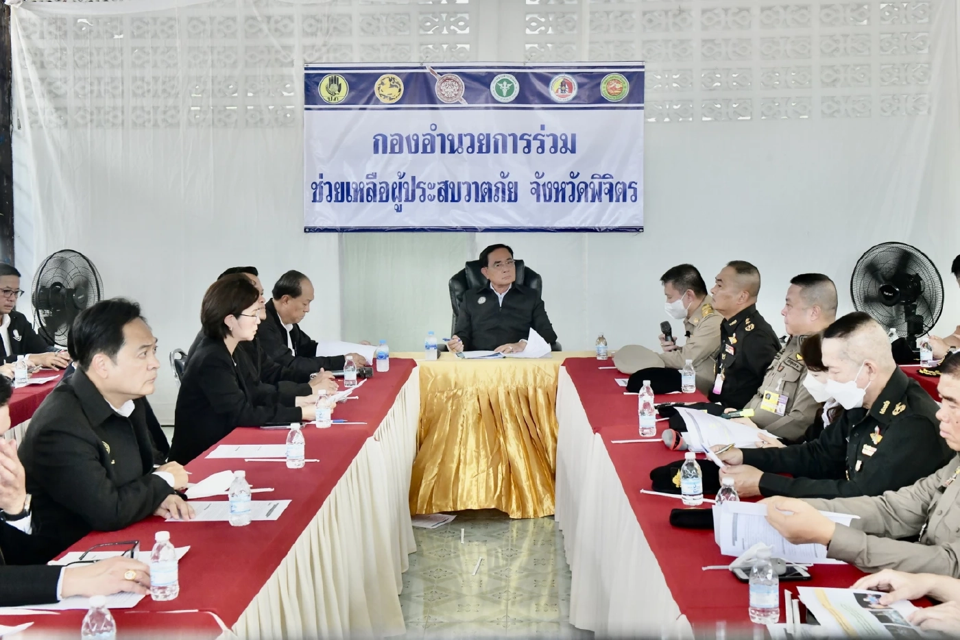 "ประยุทธ์" เยี่ยมผู้ประสบวาตภัยพิจิตร เผย "ในหลวง" ทรงสั่งช่วยเหลือพสกนิกร