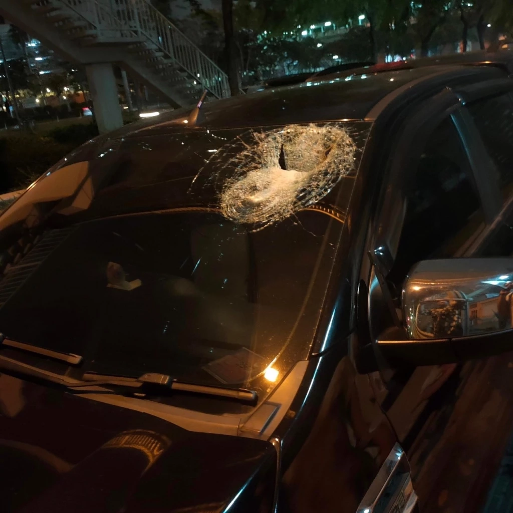 สุดอันตราย! สาวโพสต์เตือนภัย "แก๊งปาหิน" กลางกรุง หินพุ่งทะลุกระจกอัดร่าง