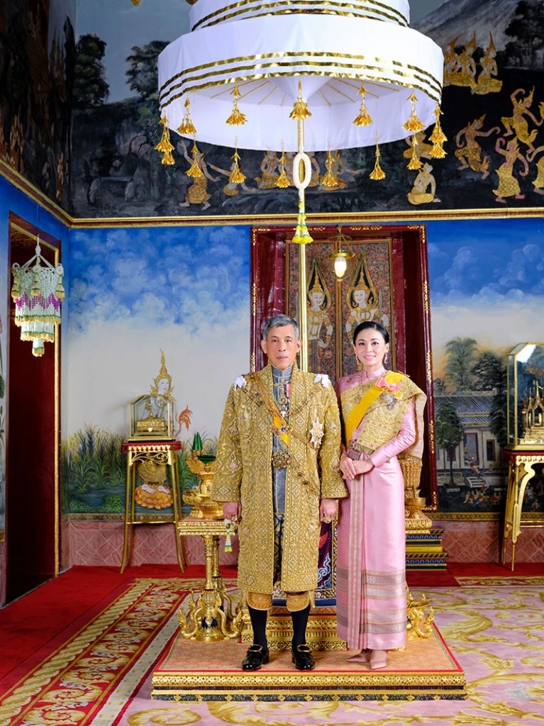 ในหลวง พระราชินี พระราชทานถุงพระราชทานและเครื่องอุปโภคบริโภคแก่ผู้ประสบวาตภัย จ.ชัยภูมิ
