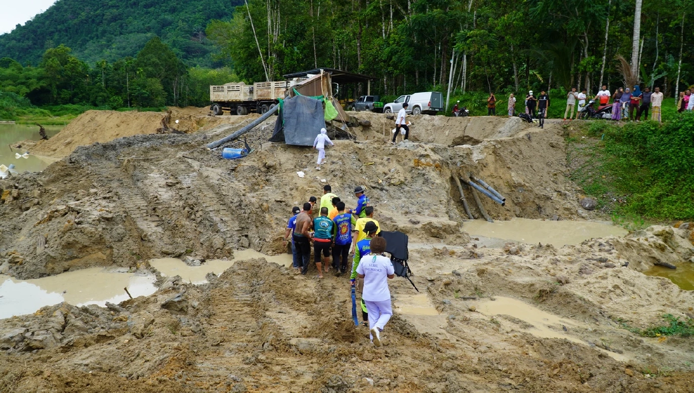 ระทึก! นาทีชีวิต ช่วยคนงานดูดทราย ถูกดินถล่มฝังร่างทั้งเป็นในบ่อ (มีคลิป)