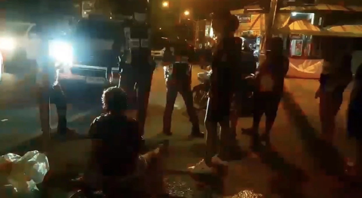 ฉุนแอบไปกินเหล้า! เมียลากผัวไปกระทืบข้างถนน หลังโทรหา 30 สาย ไม่ยอมรับ