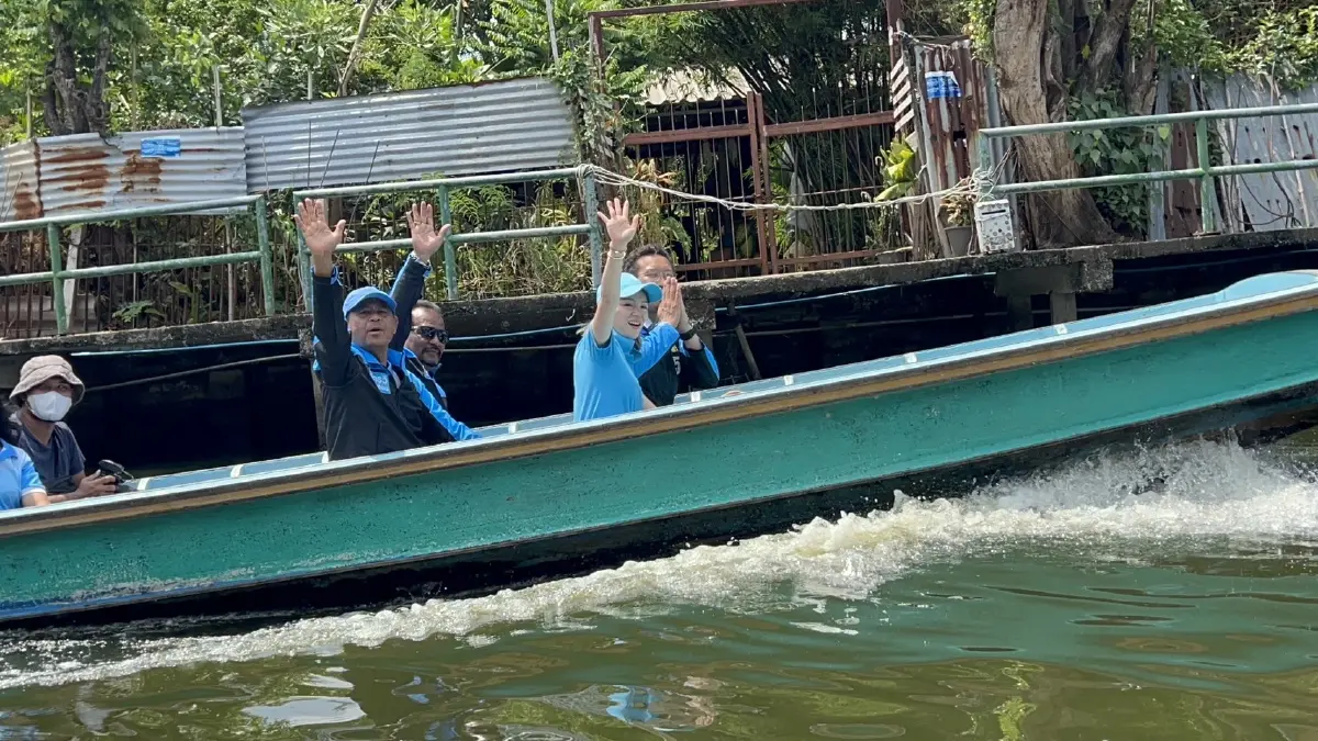 "มาดามเดียร์" ฟิตจัด ขึ้นรถลงเรือลุยช่วยผู้สมัคร ส.ส.หาเสียงเช้ายันบ่าย