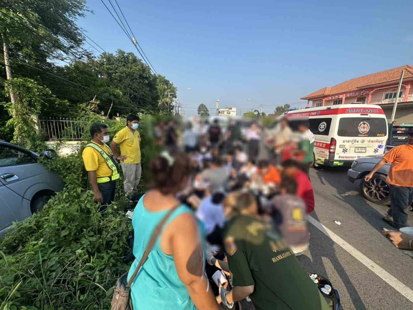 รถตู้รับส่งนักเรียน หักหลบเก๋งตัดหน้า พุ่งชนเสาไฟฟ้า เจ็บระนาว 16 คน