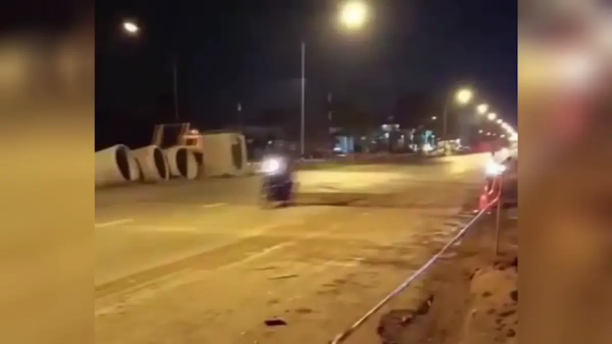 ผู้รับเหมาชุ่ย! ขุดท่อไม่ปักป้ายเตือน พ่อ-ลูก 5 ขวบตกหลุมรถล้มหวิดดับ