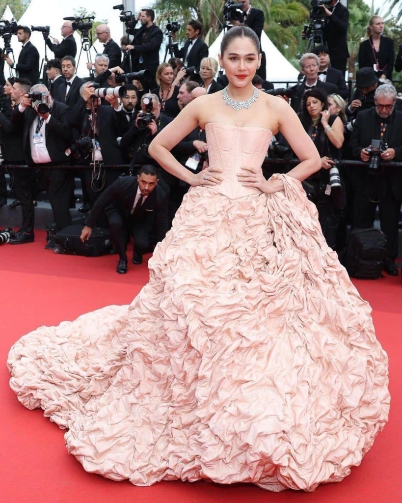 แม่ก็คือแม่! "ชมพู่ อารยา" สวยหรูฟูฟ่อง ลุคแรกบนพรมแดงเมืองคานส์