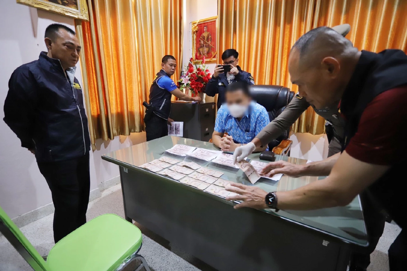 บุกจับนายอำเภอแม่วงก์คาห้องทำงาน ทุจริตเก็บส่วยบ่อนไก่ หลักฐานคามือ