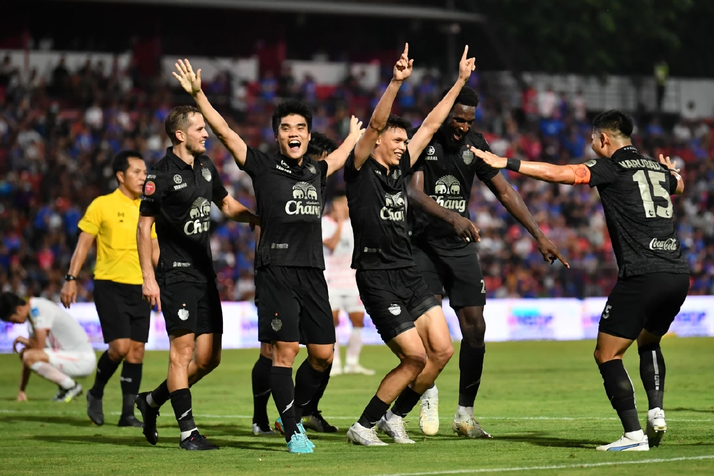 ย้อนชมไฮไลท์ "บุรีรัมย์" อัด "บีจี" 2-0 เถลิงบัลลังก์แชมป์รีโว่ คัพ สมัยที่ 7