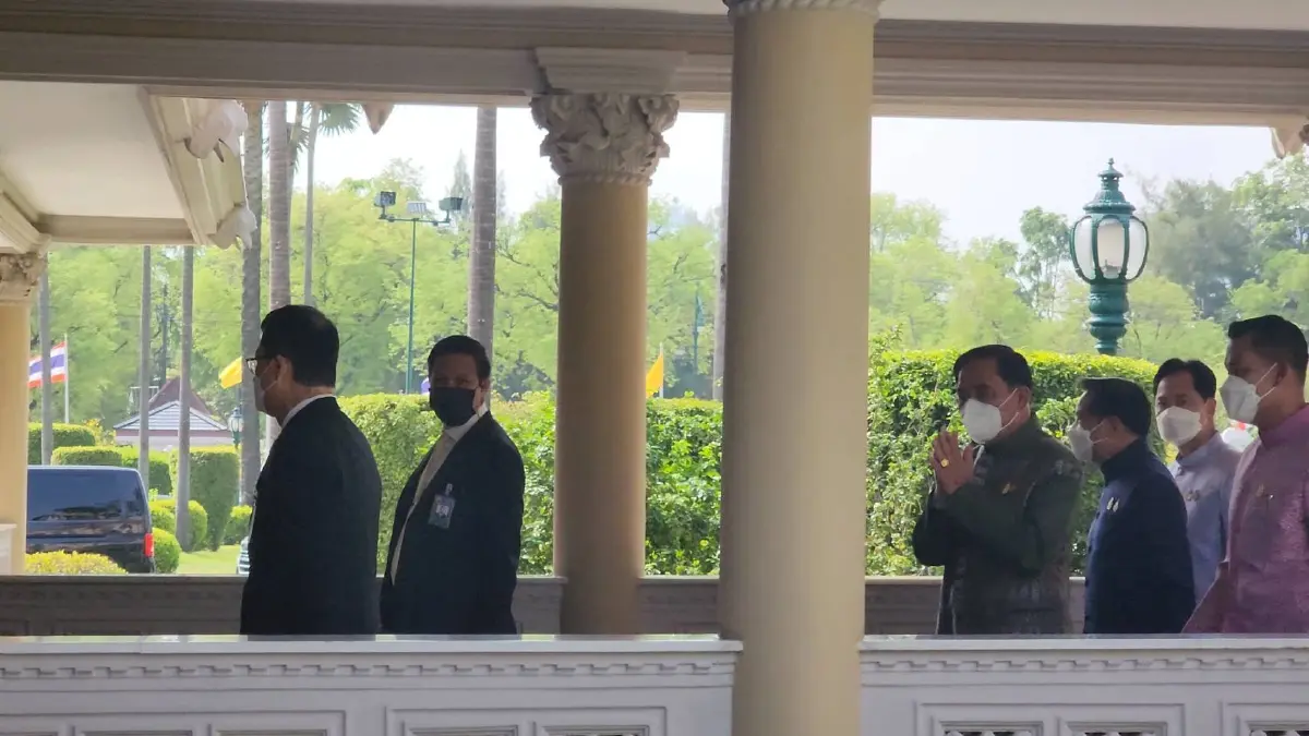 "พล.อ.ประยุทธ์" ลั่น ยังเป็นนายกฯอยู่ ด้าน "ลุงป้อม" ปัดคุยเพื่อไทยตั้งรบ.