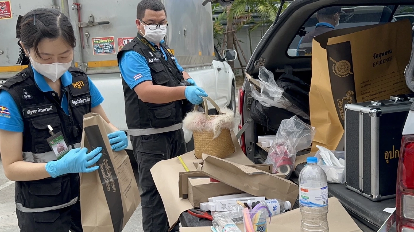 เจ้าหน้าที่พิสูจน์หลักฐาน ตรวจสอบรถของ "แอม สรารัตน์"