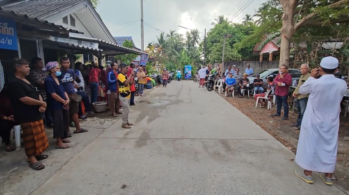 ผู้นำศาสนา-ชาวบ้าน ให้กำลังใจอดีต ผญบ. ถูกนายอำเภอขู่ จี้ กกต. ตรวจสอบพฤติกรรม