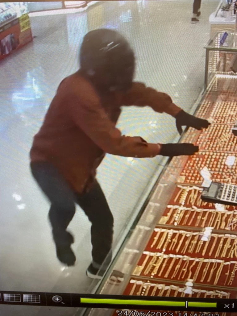 รวบแล้วอดีต รปภ.ใช้ปืนปลอมชิงทรัพย์ร้านทองโลตัสบางแค