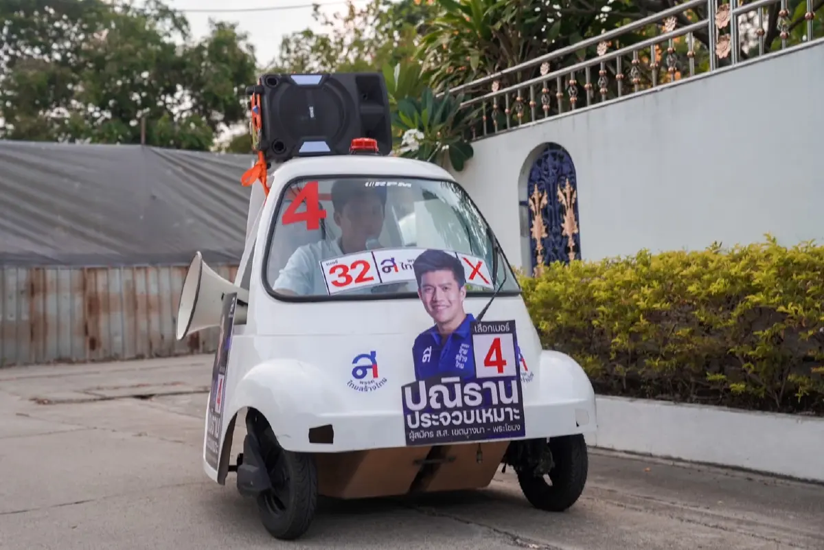 "เต้ ปณิธาน" ขับรถยนต์ไฟฟ้า (EV) หาเสียง ชูนโยบายพลังงานสะอาดแก้ปัญหาPM 2.5