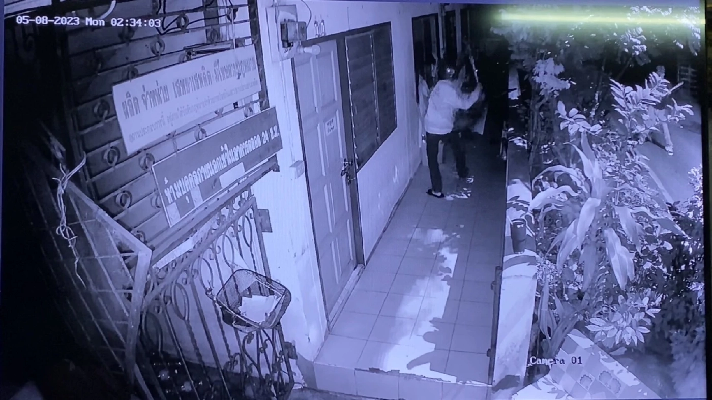 พ่อ-แม่ ผู้เสียหาย เล่านาทีหนีตาย วัยรุ่น 20 คน บุกปาระเบิดห้องเช่า