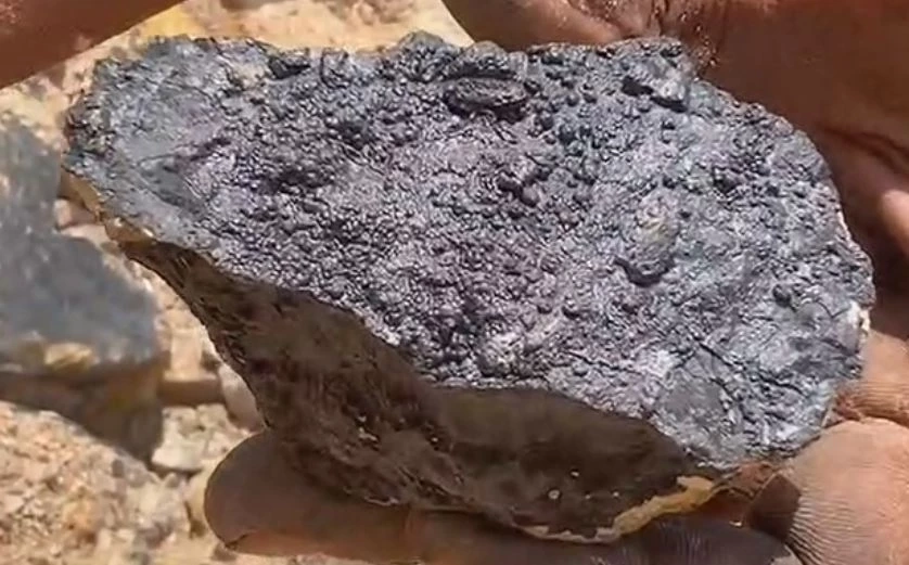 ฮือฮา! พบวัตถุประหลาดคล้าย "เหล็กไหล" ในบ่อดินควนนางแร้ง