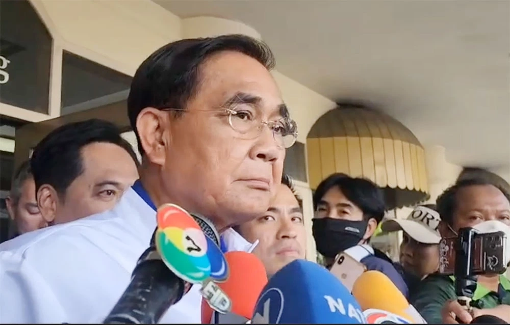 "บิ๊กตู่" นำทีม รทชส. ขึ้นรถแห่รอบกทม.หาเสียงโค้งสุดท้ายขอกาเลือก 2 ใบ