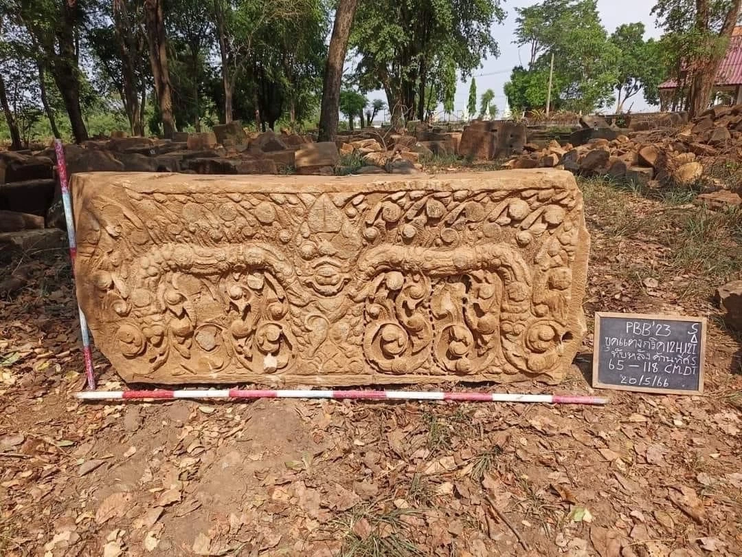 ชาวสูงเนินฮือฮา ขุดเจอ "ทับหลัง" ปราสาทขอมโบราณอายุนับพันปี