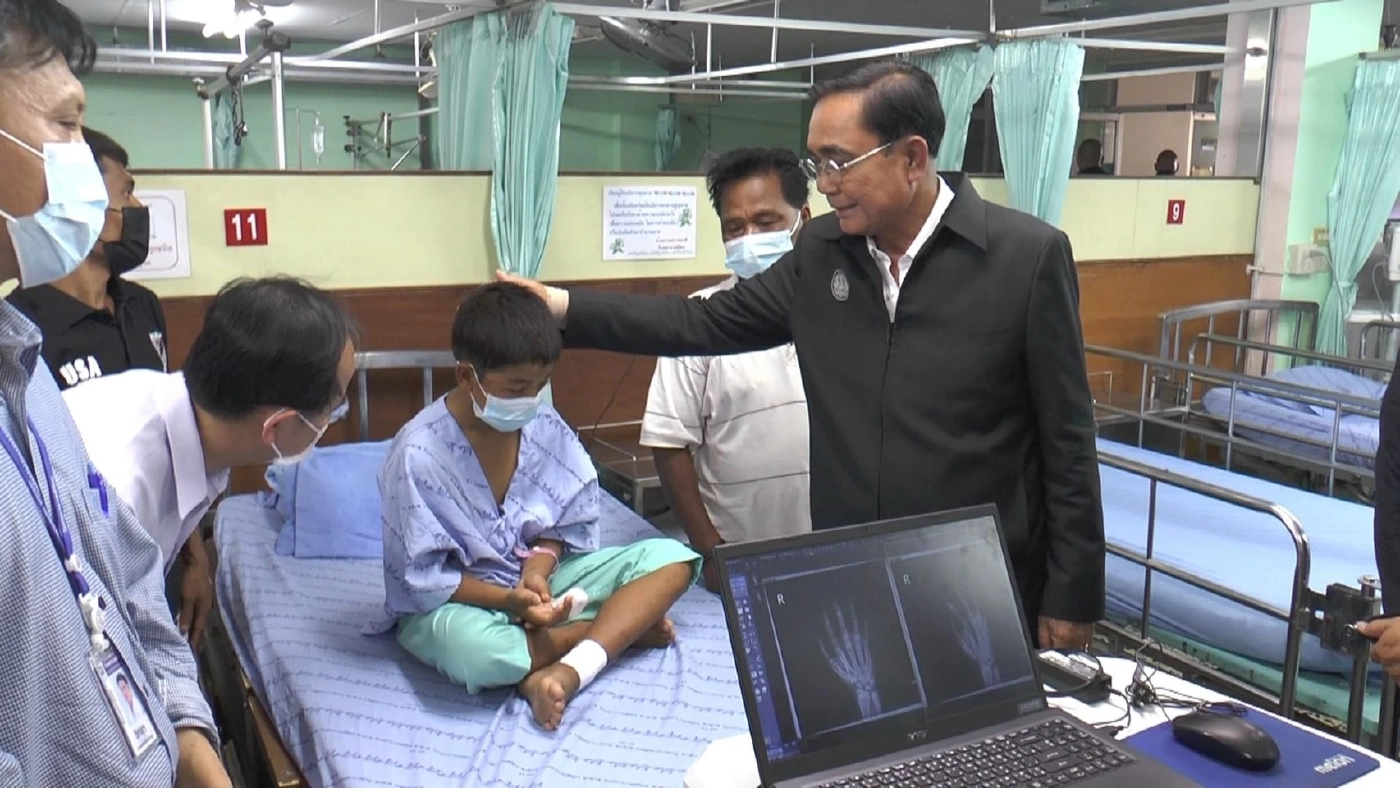 "นายกฯ" นำคณะเยี่ยมผู้บาดเจ็บที่โรงพยาบาลพิจิตร รับปากดูแลทุกคนเต็มที่