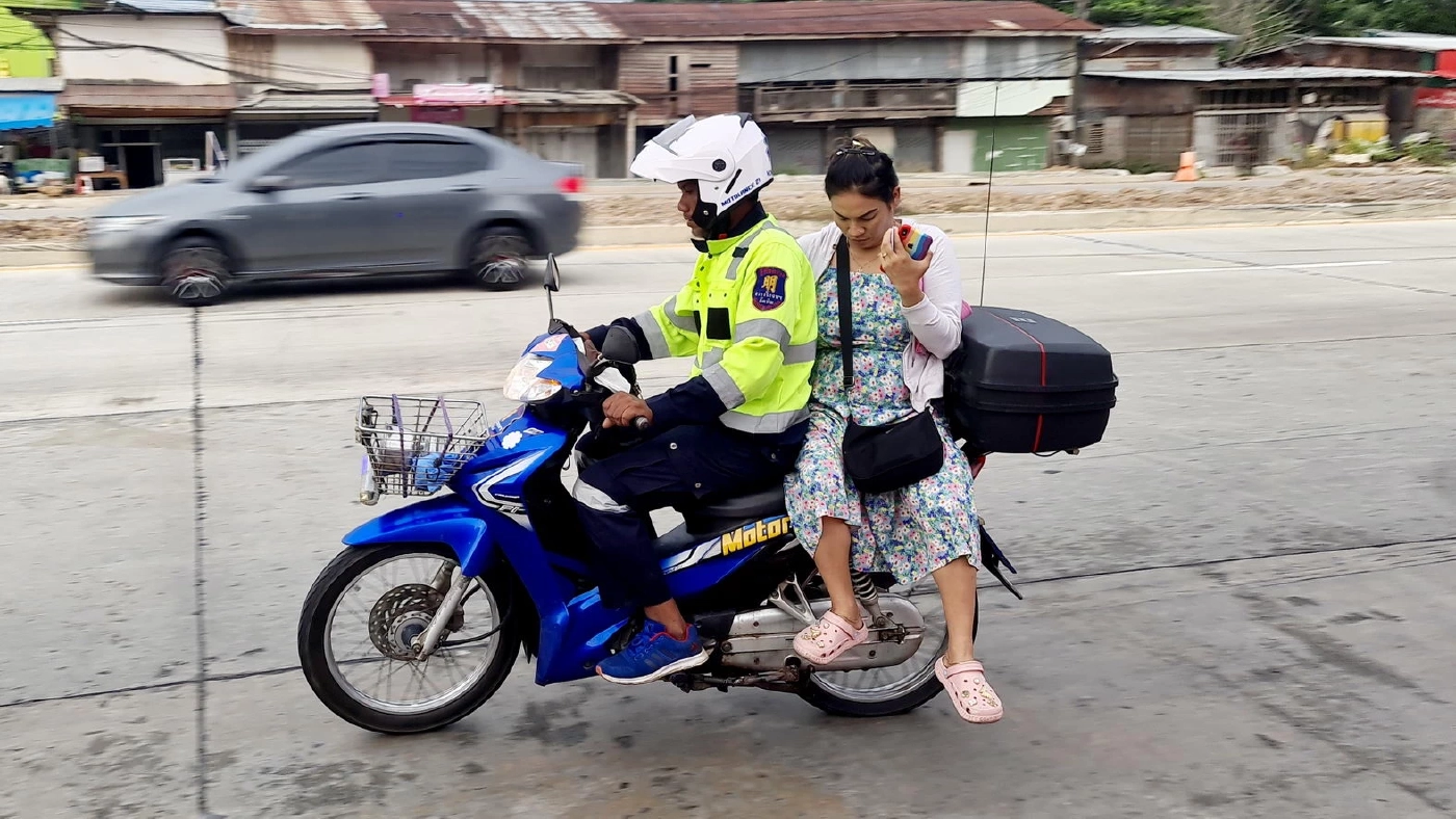 ระทึก! มินิบัสซิ่งฝ่าสายฝนพลิกคว่ำ สาวท้อง 5 เดือน รอดหวุดหวิด