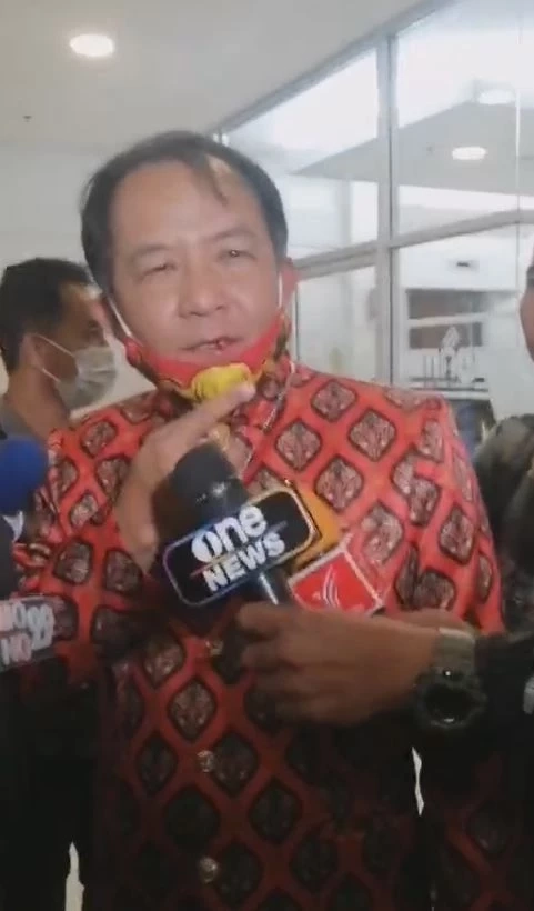 ด่วน! "ศรีสุวรรณ" ถูกชกปากแตก หลังเข้าพบกกต. ชี้แจงปมร้องเรียนเงินดิจิทัล "พท."