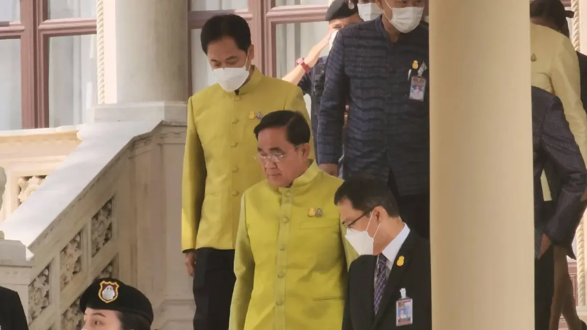 บิ๊กตู่ อารมณ์ไม่ดีนำถก ครม.นัดสุดท้าย ขณะที่มีการชุมนุมข้างทำเนียบฯ