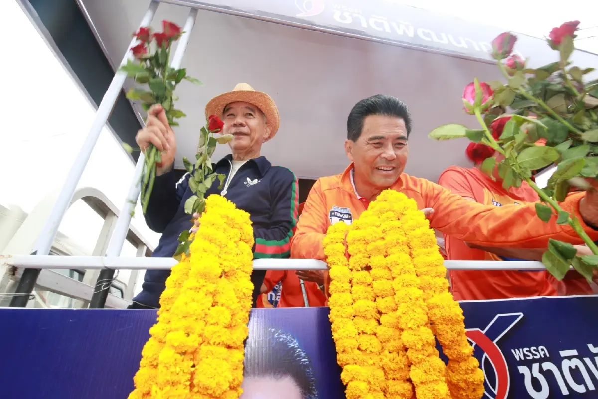 "สุวัจน์-เทวัญ"ขึ้นรถแห่ทักทายคนโคราช มั่นใจเสียงตอบรับดีได้รับชัยชนะ
