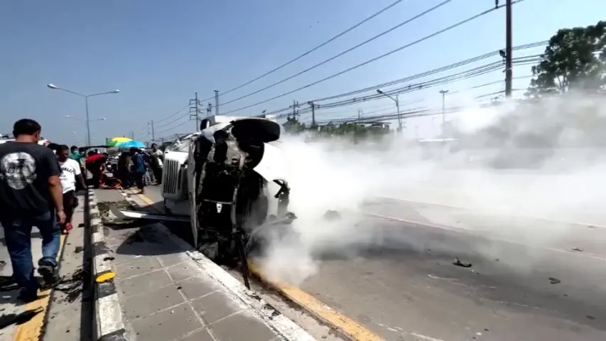 สนั่นแยกไฟแดง รถตู้ทึบเบรกกะทันหันถูกเสยท้าย ตีลังกาข้ามเลนชนดะ 6 คัน