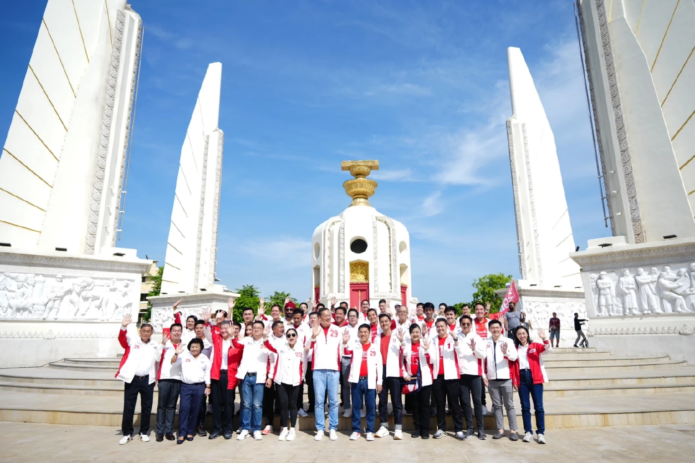 "อิ๊งค์-เศรษฐา" นำทัพใหญ่ "เพื่อไทย" ขึ้นรถแห่หาเสียงวันสุดท้ายก่อนกาบัตร